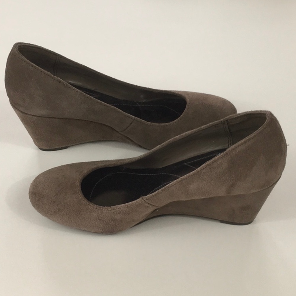 Wedge pumps women’s taupe NWOT. CS0064